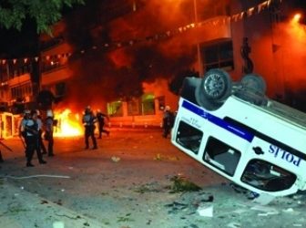 Gençler polis telsizine el koydu