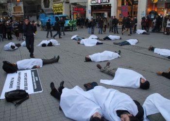 HDK’li Gençler Katliamı Kefenle Protesto Etti