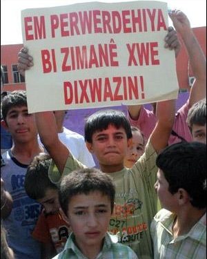 Nêzîkatiyên ji Zimanê Dayikê re Nezîkatiya ji Nasnama Bîrdozî û Azad re ye
