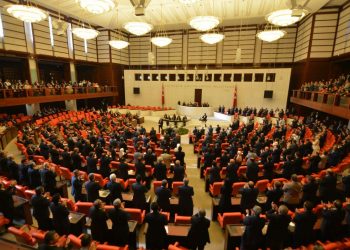 Bazı AKP’li vekiller rahatsız, anayasa değişikliği teklifi 2018’e kalabilir