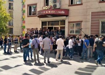 MİT’in kötü senarsyosu : 5 yıl önceki de, dün babasından şiddet görüp evden kaçan çocuğun ailesi de HDP binası önünde!