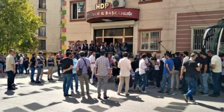 MİT’in kötü senarsyosu : 5 yıl önceki de, dün babasından şiddet görüp evden kaçan çocuğun ailesi de HDP binası önünde!