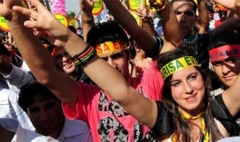 TZP-Kurdî Afîşên ‘Xweseriya Demokratîk’daliqand