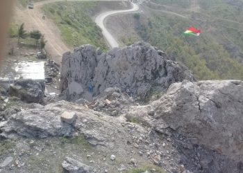 Zînê Wertê’de 3 HPG’linin uçaklarla vuruldukları yere KDP’nin bayrak dikmesi!…