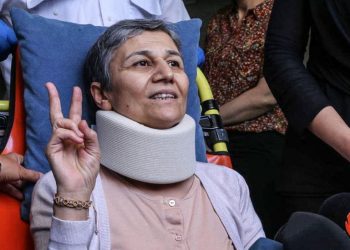 ÖNCÜYÜ TUT KİTLEYİ KORKUT!