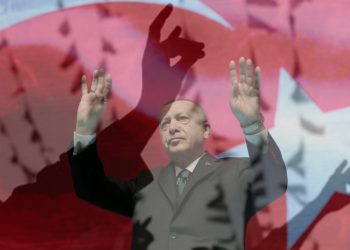 Devlet Toplumu Dincilik ve Milliyetçilikle Uyutuyor